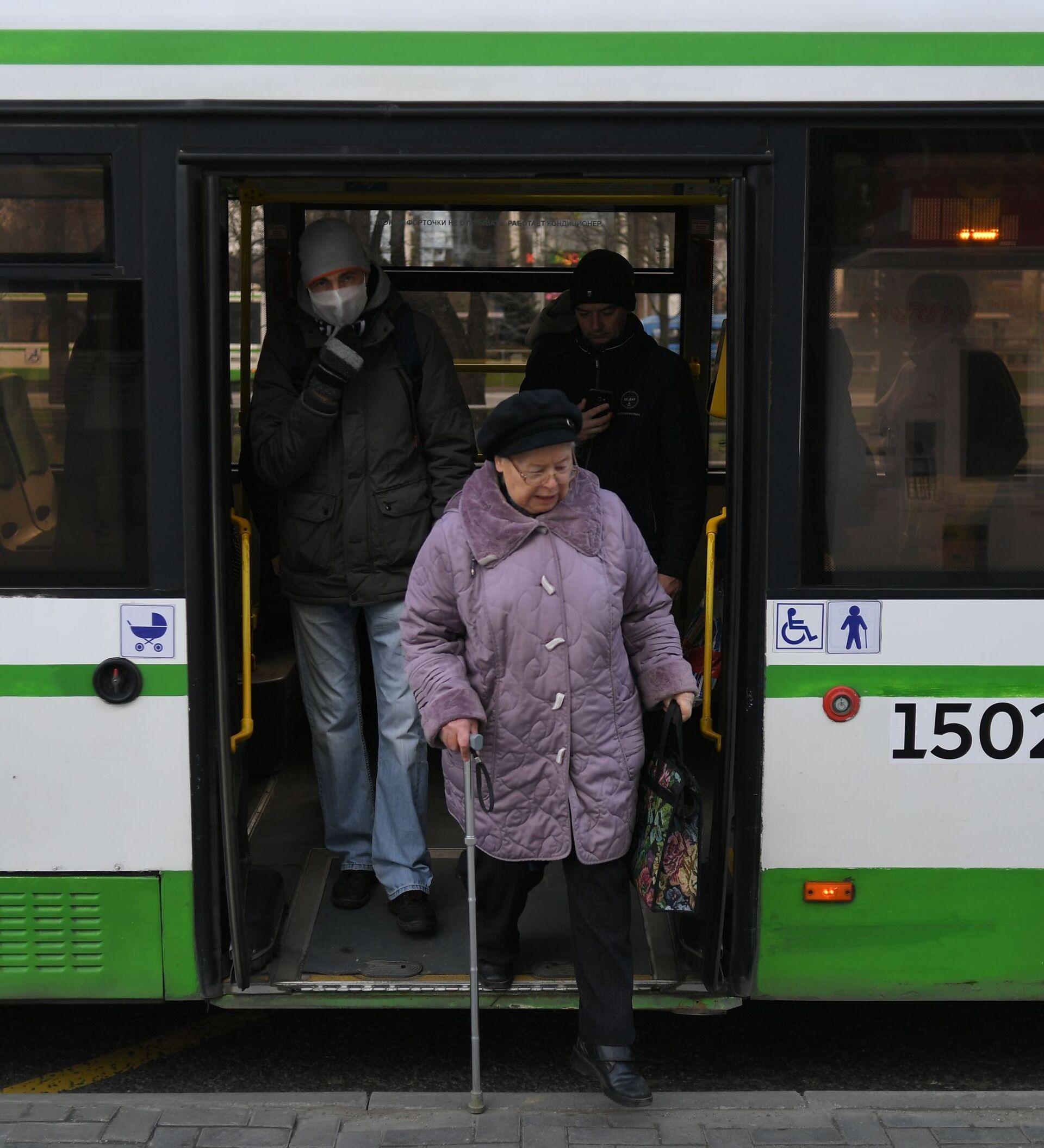Льготный проезд для школьников в Москве. Пенсионеры в пригородных автобусах. Льготы на проезд в общественном транспорте. Льготный проезд для пенсионеров.