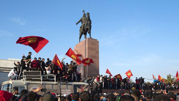 Участники акции протеста в Бишкеке. Протестующие требуют аннулировать итоги парламентских выборов.  - Sputnik Ўзбекистон