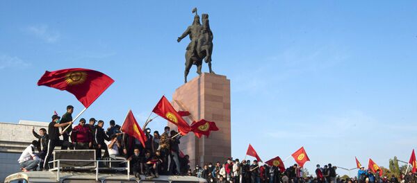 Участники акции протеста в Бишкеке. Протестующие требуют аннулировать итоги парламентских выборов.  - Sputnik Ўзбекистон