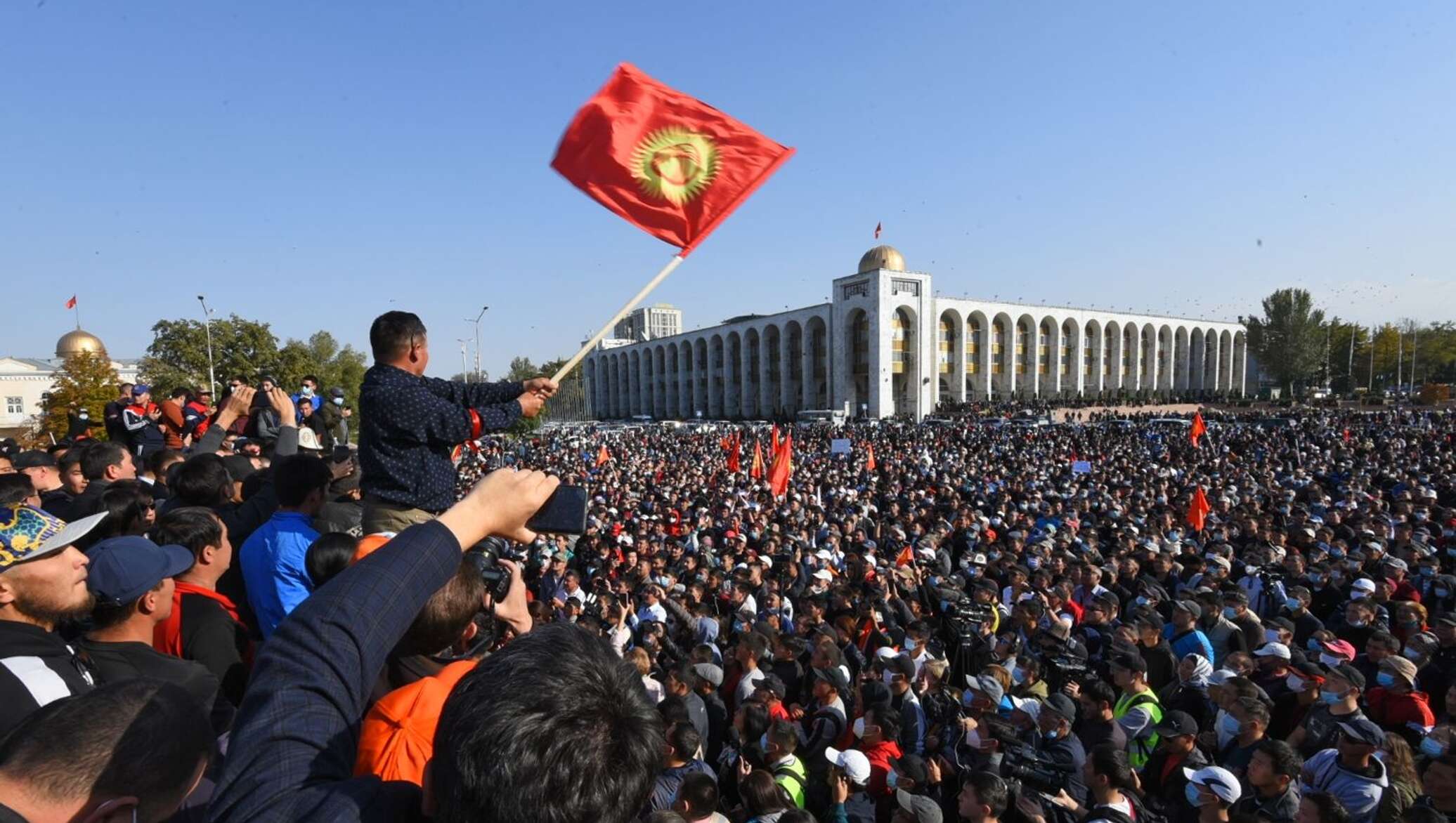 Митинги против выборов. Революция Бишкек 2020. Митинг в Бишкеке 2020. 2010 Год революция в Киргизии.