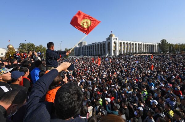 Участники акции протеста в Бишкеке - Sputnik Узбекистан