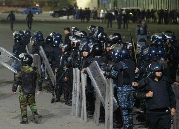 Полицейские во время акции протеста в Бишкеке - Sputnik Узбекистан