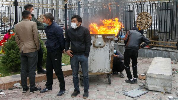 Участники акции протеста в Бишкеке - Sputnik Ўзбекистон