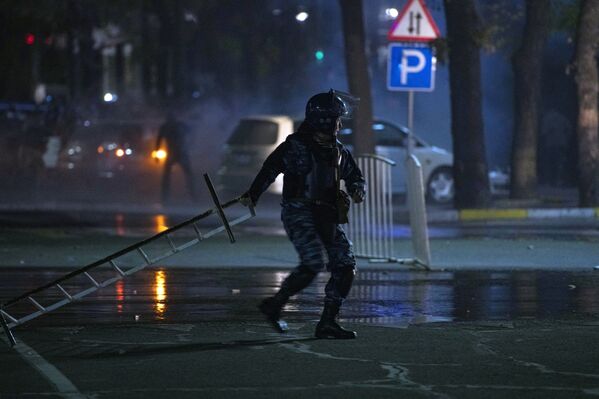 Сотрудник правоохранительных органов во время акции протеста в Бишкеке - Sputnik Узбекистан