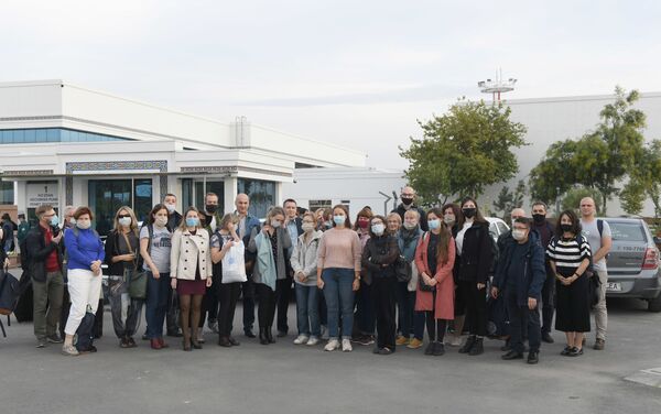 В Узбекистан прибыл 31 преподаватель-русист для тестирования местных учителей и школьников - Sputnik Узбекистан