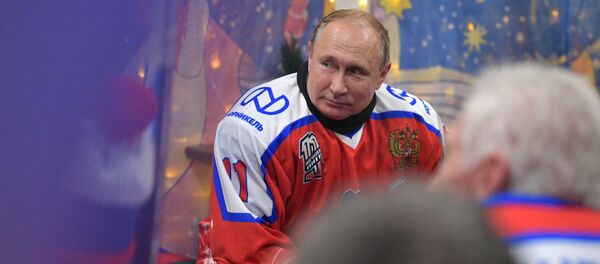 Rossiya prezidenti Vladimir Putin Yangi yil arafasida Qizil Maydonda Tungi xokkey ligasining o‘rtoqlik o‘yinida. - Sputnik O‘zbekiston