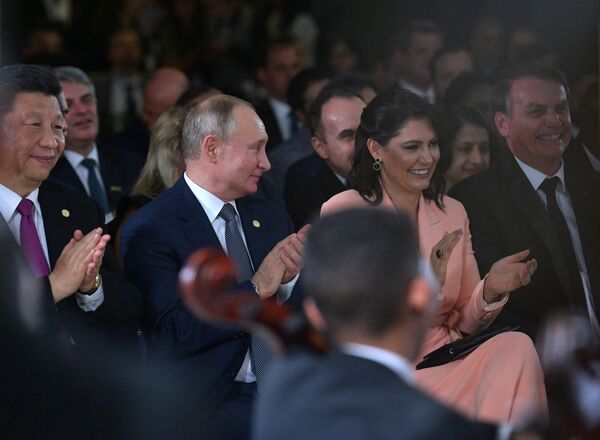 Vladimir Putin BRIKS a’zolari uchun konsertda. Braziliya. - Sputnik O‘zbekiston
