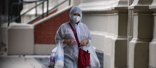 Женщина в защитном костюме Женщина в защитном костюме - Sputnik Узбекистан