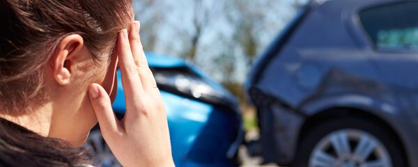 Девушка держится за голову рядом с автомобилем - Sputnik Ўзбекистон