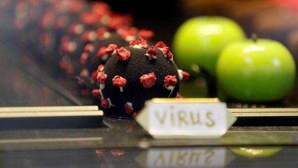 Пирожное в форме вируса SARS-CoV-2 в Праге. - Sputnik Узбекистан
