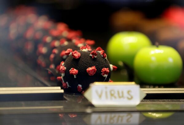 В одном из ресторанов чешской столицы пошли на беспрецедентный шаг - там приготовили десерт в форме нового коронавируса. - Sputnik Узбекистан