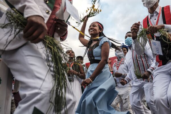 Люди в традиционных нарядах поют и танцуют во время празднования Ирричаа - праздника благодарения народа Оромо в Аддис-Абебе (Эфиопия).  - Sputnik Узбекистан