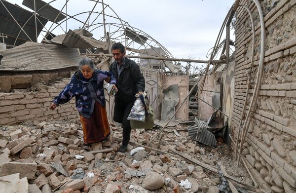 Жители дома, разрушенного в результате обстрела города Гянджа в Азербайджане - Sputnik Узбекистан