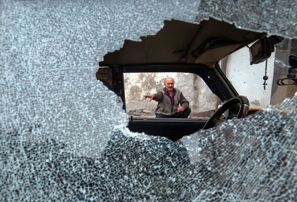 Автомобиль, поврежденный в результате обстрела в Степенакерте - Sputnik Узбекистан