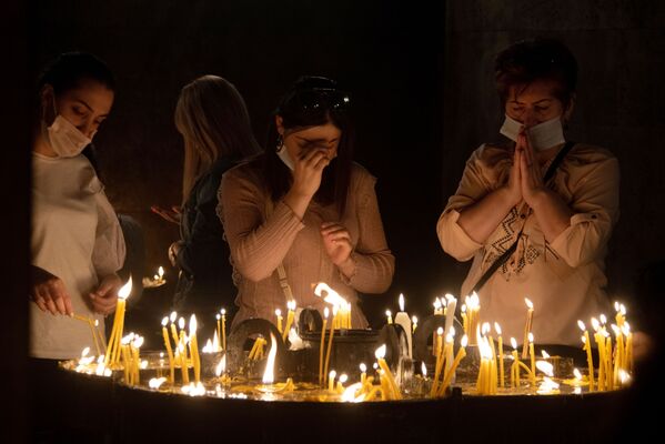Верующие на общенациональной молитве в соборе Святого Григория Просветителя в Ереване. - Sputnik Узбекистан