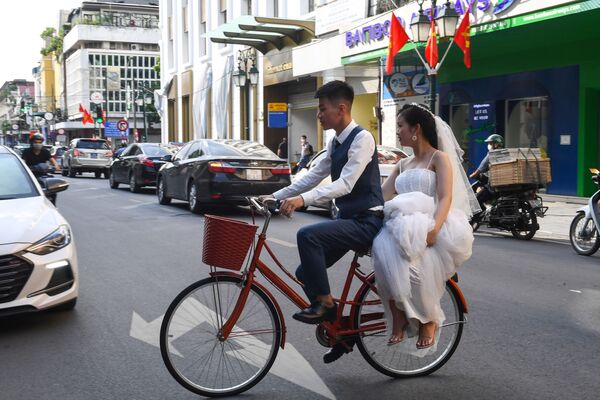 Жених везет свою невесту на велосипеде в Ханое (Вьетнам). - Sputnik Узбекистан