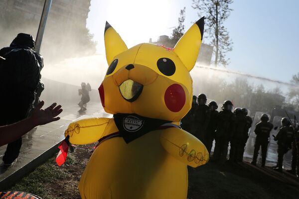 Протестующий в костюме Пикачу на антиправительственном митинге в Сантьяго (Чили). - Sputnik Узбекистан