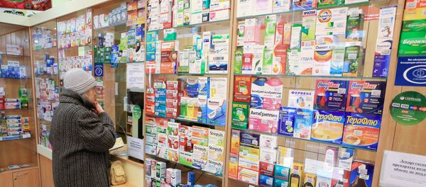 Jenshina pokupayet lekarstva v sotsialnoy apteke v Kaliningrade. - Sputnik O‘zbekiston