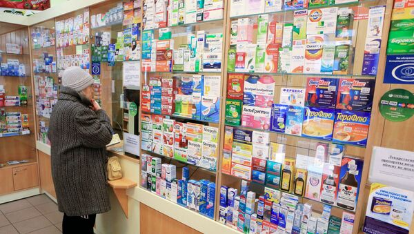 Женщина покупает лекарства в социальной аптеке в Калининграде. - Sputnik Узбекистан