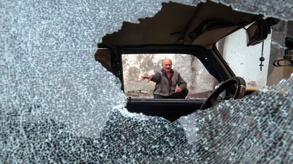 Автомобиль, поврежденный в результате обстрела в Степенакерте - Sputnik Узбекистан