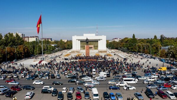 Участники акции протеста на центральной площади Ала-Тоо в Бишкеке - Sputnik Узбекистан