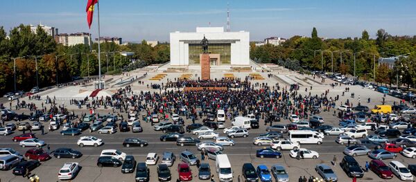 Участники акции протеста на центральной площади Ала-Тоо в Бишкеке Участники акции протеста на центральной площади Ала-Тоо в Бишкеке - Sputnik Ўзбекистон