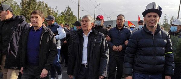 Almazbek Atambayev, Sapar Isakov, Omurbek Babanov i ix storonniki napravlyayutsya iz zdaniya foruma v Beliy dom - Sputnik O‘zbekiston