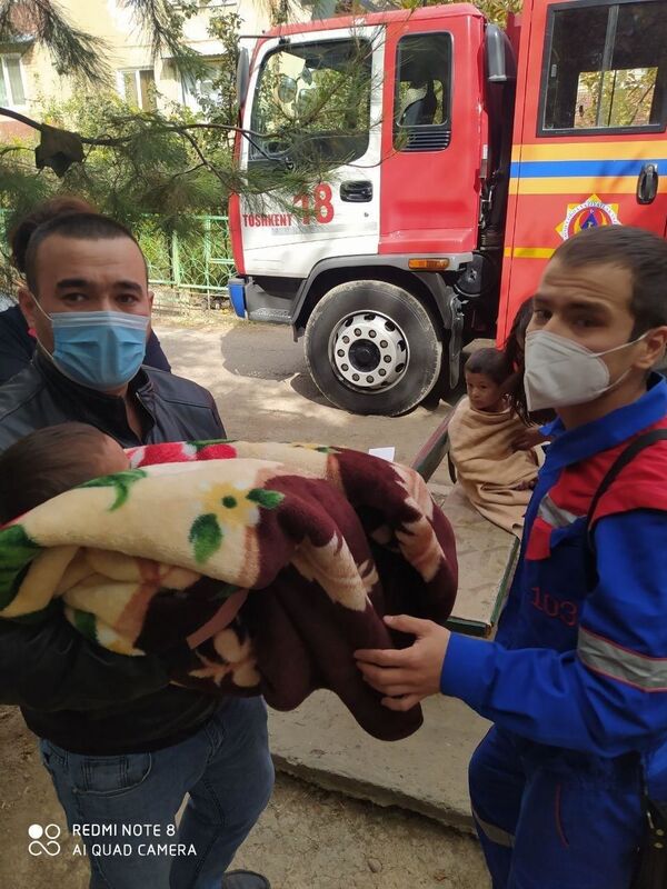 Спасатели вызволили из горящей квартиры в Ташкенте двух детей - Sputnik Узбекистан