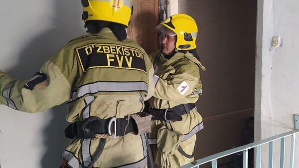 Спасатели вызволили из горящей квартиры в Ташкенте двух детей - Sputnik Узбекистан