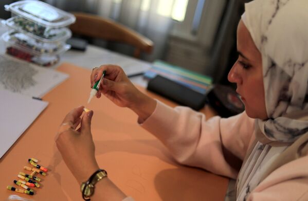 Египетская художница Amal Salah во время работы  - Sputnik Узбекистан