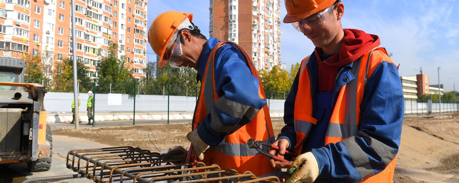 Рабочие на строительной площадке - Sputnik Узбекистан, 1920, 17.01.2024