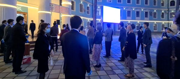 Очереди с 6 утра: Таджикистан выбирает президента - YouTube Очереди с 6 утра: Таджикистан выбирает президента - YouTube - Sputnik Узбекистан