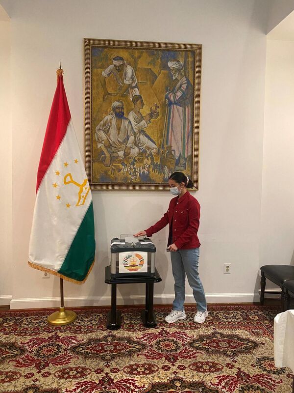 Участок для голосования на выборах президента Таджикистана, организованный в США - Sputnik Узбекистан