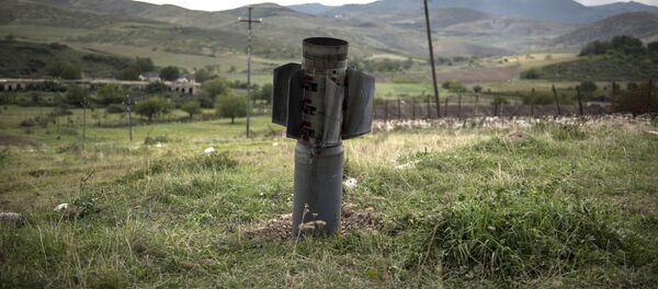 Неразорвавшийся снаряд у города Мартуни. Город Мартуни в Карабахе подвергся обстрелу. - Sputnik Узбекистан