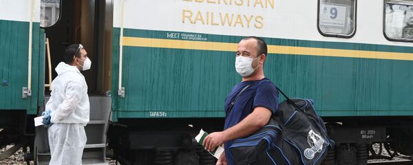 Посадка граждан Узбекистана на вывозной поезд - Sputnik Узбекистан