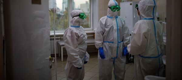 Медицинские работники оказывают помощь пациенту с COVID-19 Медицинские работники оказывают помощь пациенту с COVID-19 - Sputnik Узбекистан