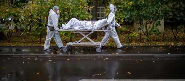 Медицинские работники оказывают помощь пациенту с COVID-19 Медицинские работники оказывают помощь пациенту с COVID-19 - Sputnik Ўзбекистон