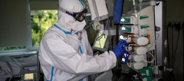 Медицинский работник оказывает помощь пациенту с COVID-19  - Sputnik Узбекистан
