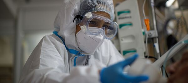 Медицинский работник оказывает помощь пациенту с COVID-19 Медицинский работник оказывает помощь пациенту с COVID-19 - Sputnik Ўзбекистон