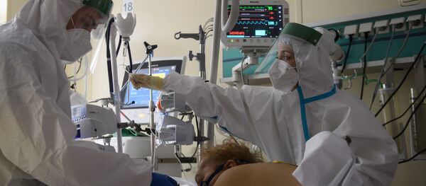 Медицинские работники оказывают помощь пациенту с COVID-19 Медицинские работники оказывают помощь пациенту с COVID-19 - Sputnik Ўзбекистон