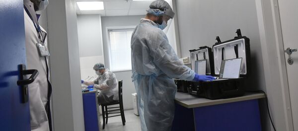 В мобильной лаборатории экспресс-тестирования В мобильной лаборатории экспресс-тестирования - Sputnik Ўзбекистон