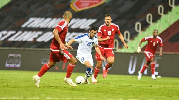 В товарищеском матче национальная сборная Узбекистана со счетом 2:1 победила сборную ОАЭ - Sputnik Узбекистан