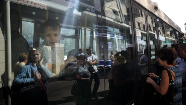 Мальчик в автобусе перед отправлением в детский оздоровительный лагерь Бугорок. - Sputnik Узбекистан