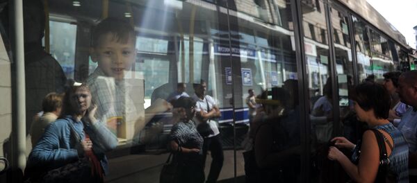 Мальчик в автобусе перед отправлением в детский оздоровительный лагерь Бугорок. - Sputnik Узбекистан