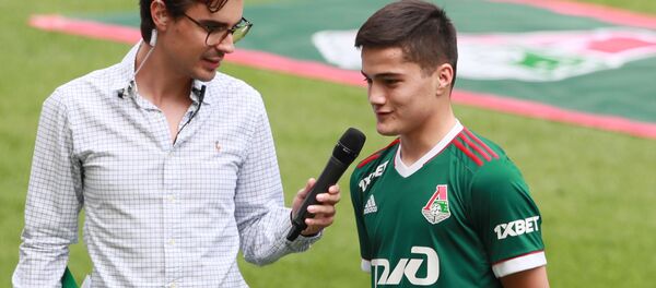 Игрок ФК Локомотив Жасур Жалолиддинов (справа) - Sputnik Ўзбекистон