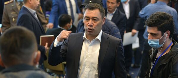 Новоизбранный премьер-министр Садыр Жапаров (в центре) Новоизбранный премьер-министр Садыр Жапаров (в центре) - Sputnik Ўзбекистон