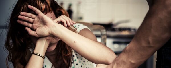 Женщина закрывает лицо Женщина закрывает лицо - Sputnik Ўзбекистон