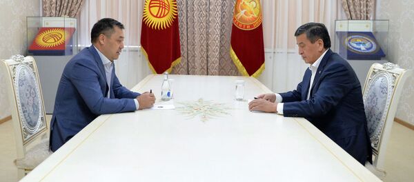Премьер-министр Садыр Жапаров во время встречи с президентом КР Сооронбаем Жээнбековым. Архивное фото - Sputnik Ўзбекистон