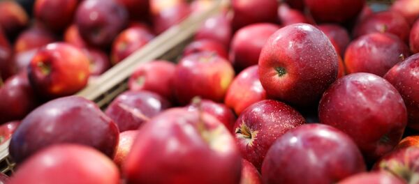 Торговая полка с яблоками - Sputnik Узбекистан