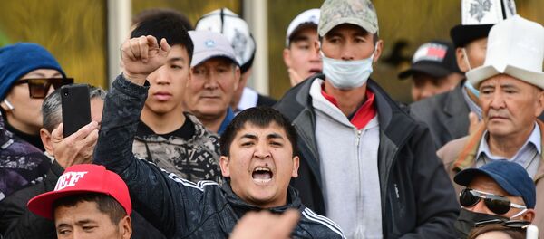 Сторонники премьер-министра Садыра Жапарова на митинге у гостиницы Иссык-Куль в Бишкеке, Киргизия Сторонники премьер-министра Садыра Жапарова на митинге у гостиницы Иссык-Куль в Бишкеке, Киргизия - Sputnik Ўзбекистон
